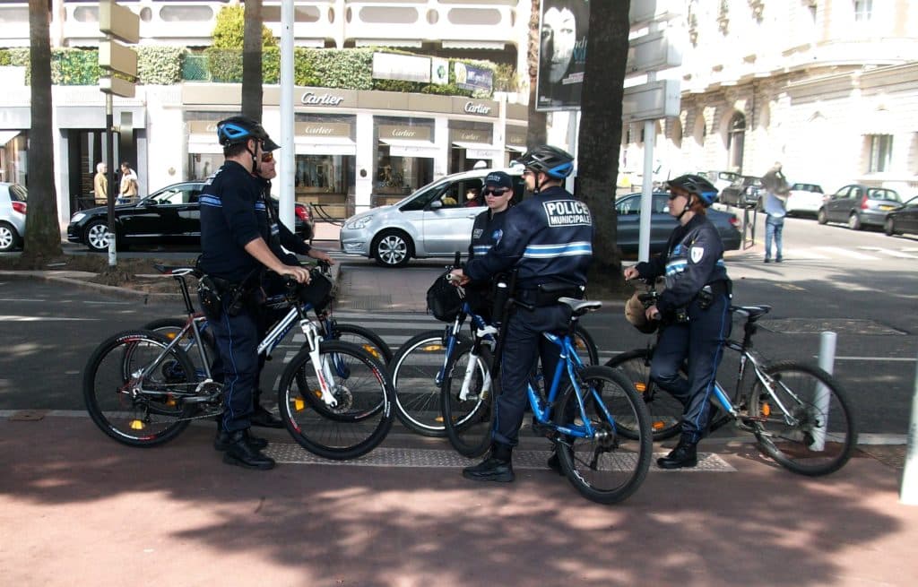 Cyclistes_de_la_police_municipale_de_Cannes-1024x655